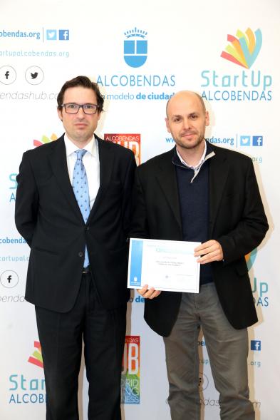 Entrega de Diplomas de Formación Empresarial -  Posado del concejal  D. Agustín Martin con un diplomado.