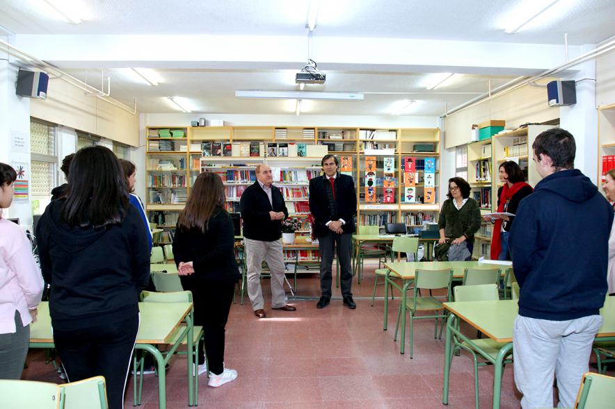 Entrega de Diplomas a los Alumnos Ayudantes y Mediadores del IES Ágora - Imagen de la charla del director frente a los alumnos, el concejal de cultura y la responsable de educación.