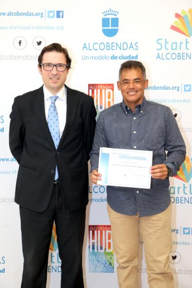 Entrega de Diplomas de Formación Empresarial -  Posado del concejal  D. Agustín Martin con un diplomado.