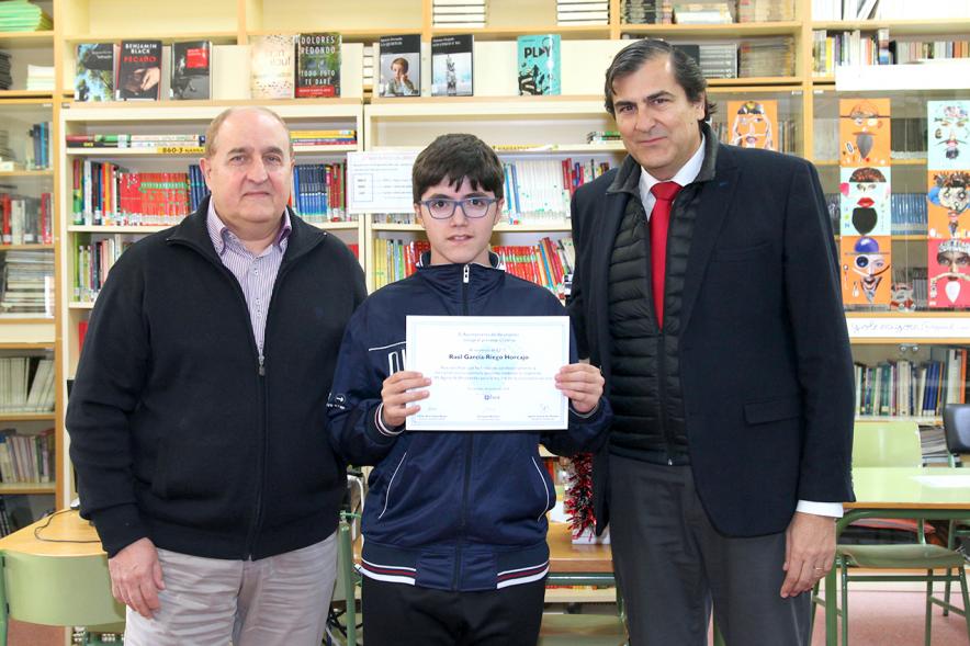 Entrega de Diplomas a los Alumnos Ayudantes y Mediadores del IES Ágora - Imagen del director, el alumno reconocido y Fernando Martínez, concejal de cultura.