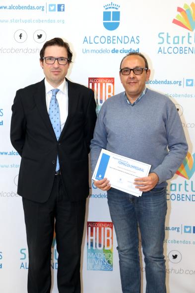 Entrega de Diplomas de Formación Empresarial -  Posado del concejal  D. Agustín Martin con un diplomado