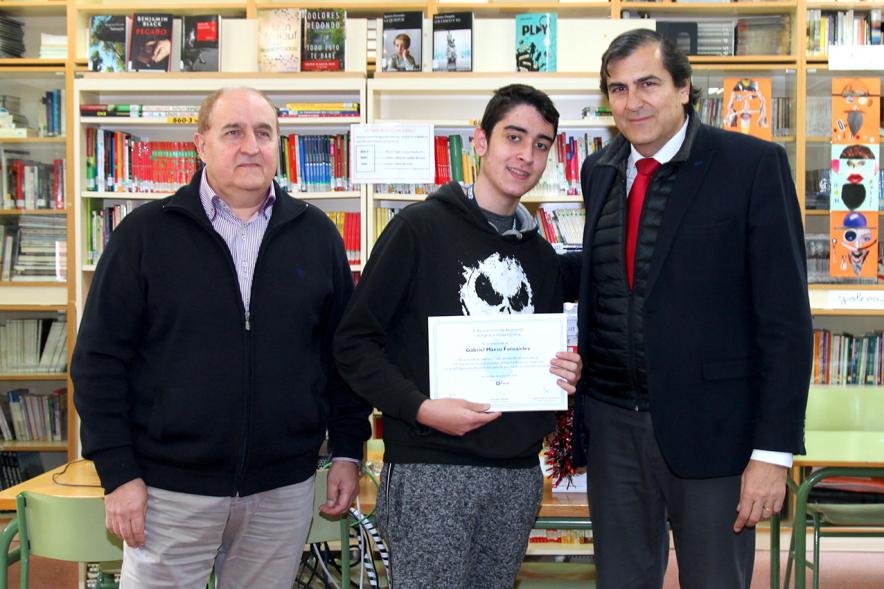 Entrega de Diplomas a los Alumnos Ayudantes y Mediadores del IES Ágora -Imagen del director, el alumno reconocido y Fernando Martínez, concejal de cultura.
