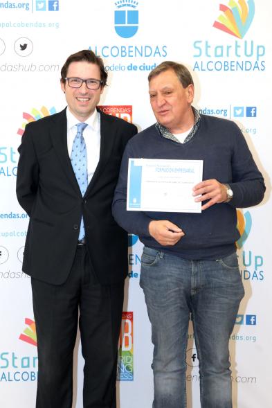 Entrega de Diplomas de Formación Empresarial - Posado del concejal  D. Agustín Martin con un diplomado.