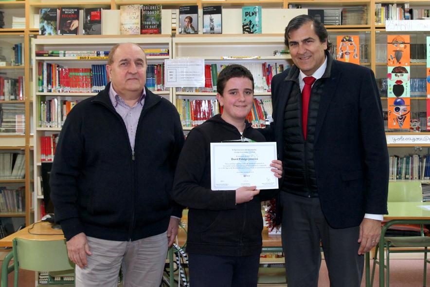 Entrega de Diplomas a los Alumnos Ayudantes y Mediadores del IES Ágora - Imagen del director, el alumno reconocido y Fernando Martínez, concejal de cultura.