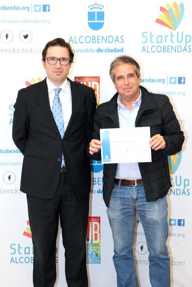 Entrega de Diplomas de Formación Empresarial - Posado del concejal  D. Agustín Martin con un diplomado.