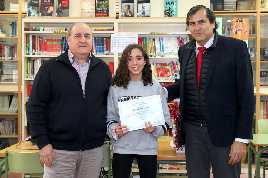 Entrega de Diplomas a los Alumnos Ayudantes y Mediadores del IES Ágora - Imagen del concejal de cultura, el director y una alumna con su diploma.