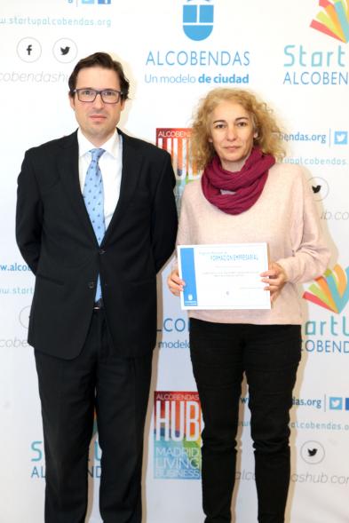 Entrega de Diplomas de Formación Empresarial -  Posado del concejal  D. Agustín Martin con una diplomada.