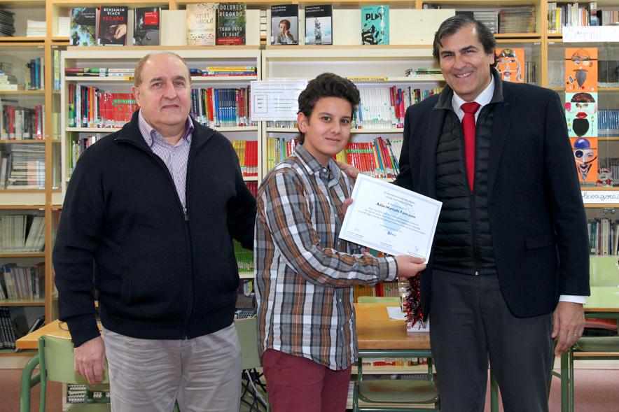 Entrega de Diplomas a los Alumnos Ayudantes y Mediadores del IES Ágora - Imagen del director, el alumno reconocido y Fernando Martínez, concejal de cultura.