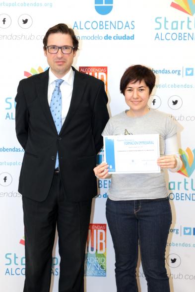 Entrega de Diplomas de Formación Empresarial -  Posado del concejal  D. Agustín Martin con una diplomada.