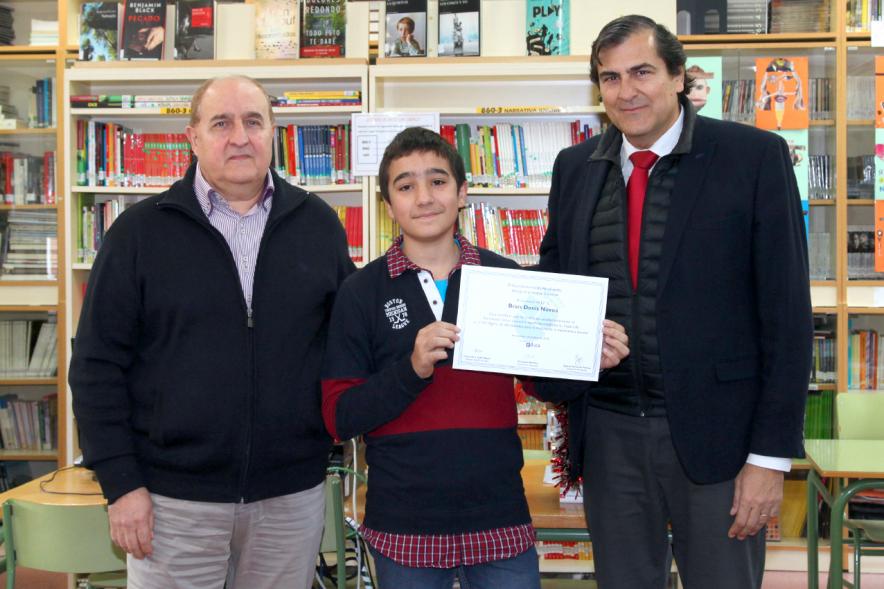 Entrega de Diplomas a los Alumnos Ayudantes y Mediadores del IES Ágora - Imagen del director, el concejal de cultura y alumno reconocido.