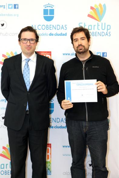 Entrega de Diplomas de Formación Empresarial -  Posado del concejal  D. Agustín Martin con un diplomado.