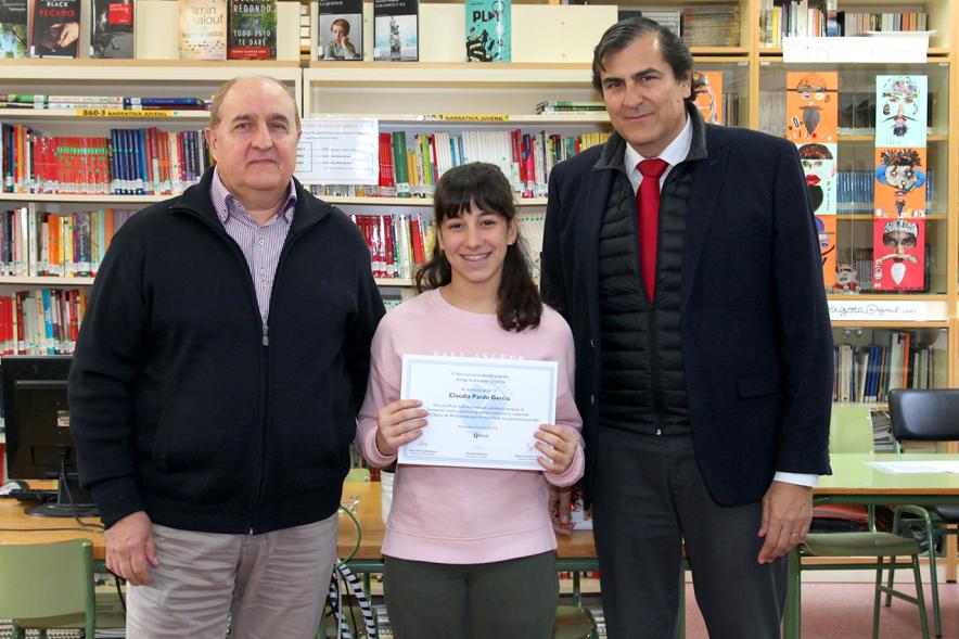 Entrega de Diplomas a los Alumnos Ayudantes y Mediadores del IES Ágora - Imagen del director, la alumna reconocida y Fernando Martínez, concejal de cultura.