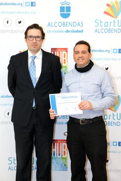 Entrega de Diplomas de Formación Empresarial -   Posado del concejal  D. Agustín Martin con un diplomado.