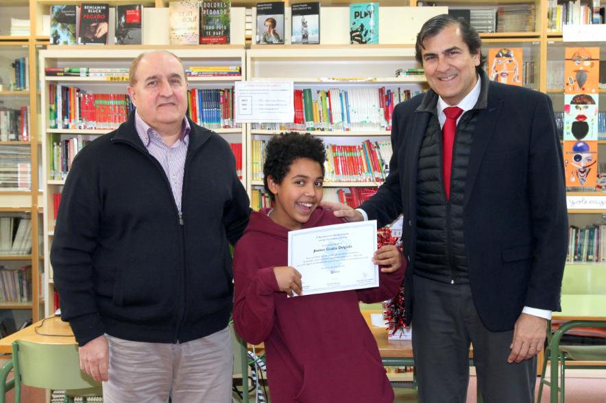 Entrega de Diplomas a los Alumnos Ayudantes y Mediadores del IES Ágora - Imagen del director, la alumna reconocida y Fernando Martínez, concejal de cultura.