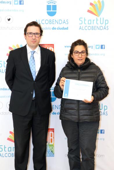Entrega de Diplomas de Formación Empresarial -  Posado del concejal  D. Agustín Martin con una diplomada.