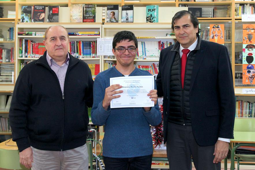 Entrega de Diplomas a los Alumnos Ayudantes y Mediadores del IES Ágora - Imagen del director, el alumno reconocido y Fernando Martínez, concejal de cultura.