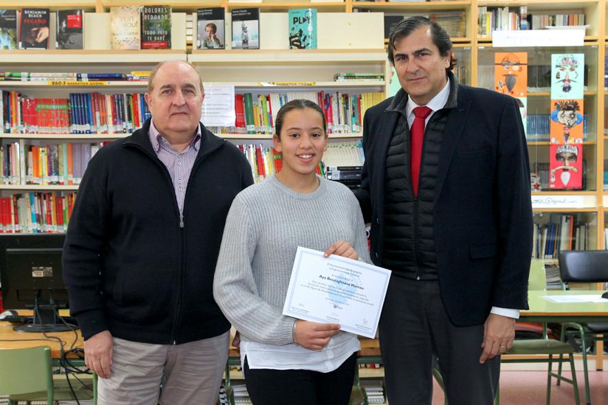 Entrega de Diplomas a los Alumnos Ayudantes y Mediadores del IES Ágora - Imagen del director, el alumno reconocido y Fernando Martínez, concejal de cultura.