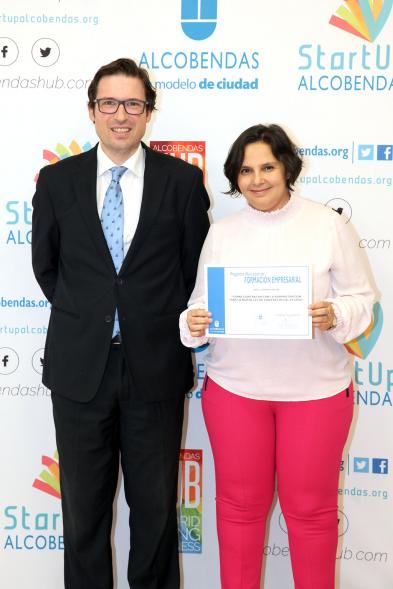 Entrega de Diplomas de Formación Empresarial -  Posado del concejal  D. Agustín Martin con una diplomada.