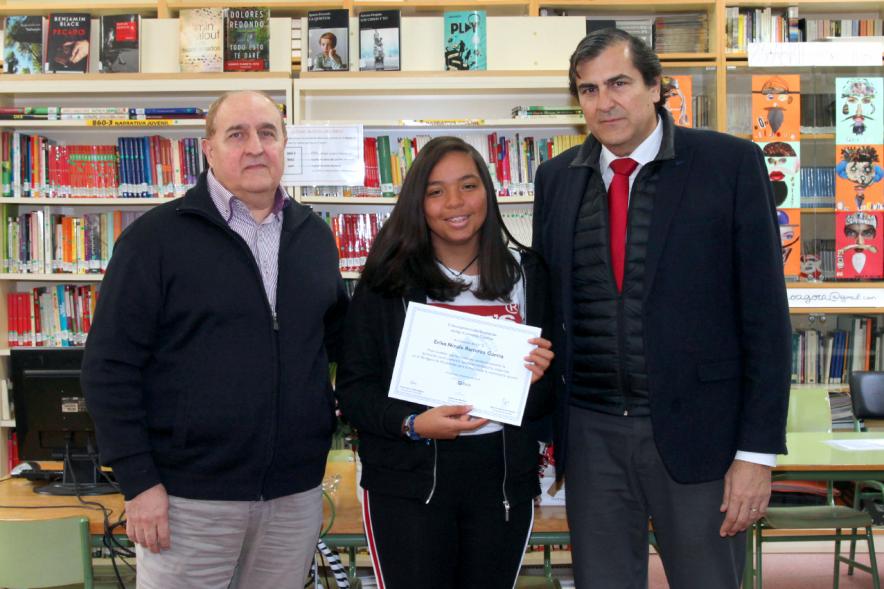 Entrega de Diplomas a los Alumnos Ayudantes y Mediadores del IES Ágora - Imagen del director, la alumna reconocida y Fernando Martínez, concejal de cultura.