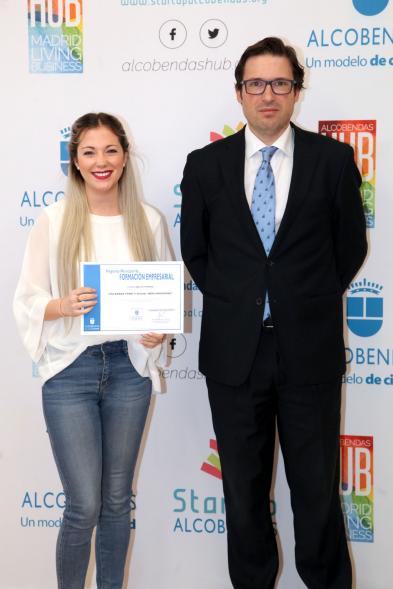 Entrega de Diplomas de Formación Empresarial - Posado del concejal  D. Agustín Martin con una diplomada.