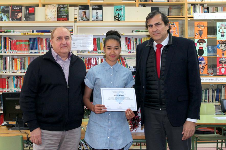 Entrega de Diplomas a los Alumnos Ayudantes y Mediadores del IES Ágora - Imagen del director, la alumna reconocida y Fernando Martínez, concejal de cultura.