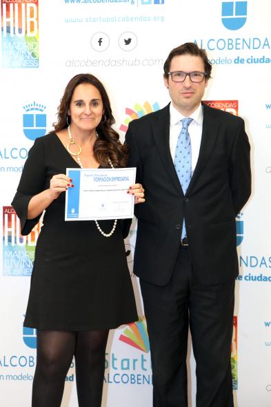 Entrega de Diplomas de Formación Empresarial - Posado del concejal  D. Agustín Martin con una diplomada.