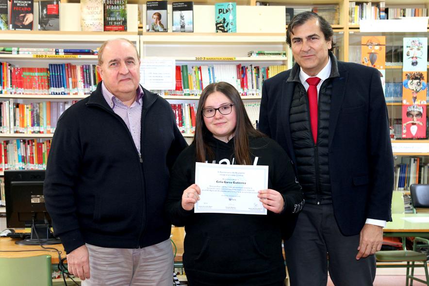 Entrega de Diplomas a los Alumnos Ayudantes y Mediadores del IES Ágora - Imagen del director, la alumna reconocida y Fernando Martínez, concejal de cultura.