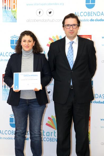 Entrega de Diplomas de Formación Empresarial -  Posado del concejal  D. Agustín Martin con una diplomada.