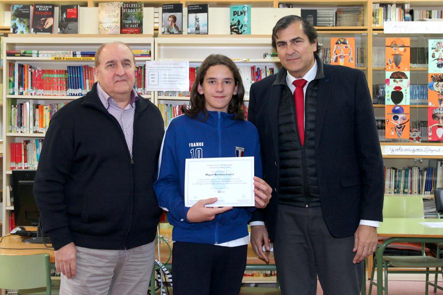Entrega de Diplomas a los Alumnos Ayudantes y Mediadores del IES Ágora - Imagen del director, la alumna reconocida y Fernando Martínez, concejal de cultura.