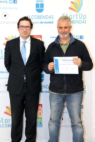 Entrega de Diplomas de Formación Empresarial -  Posado del concejal  D. Agustín Martin con un diplomado.