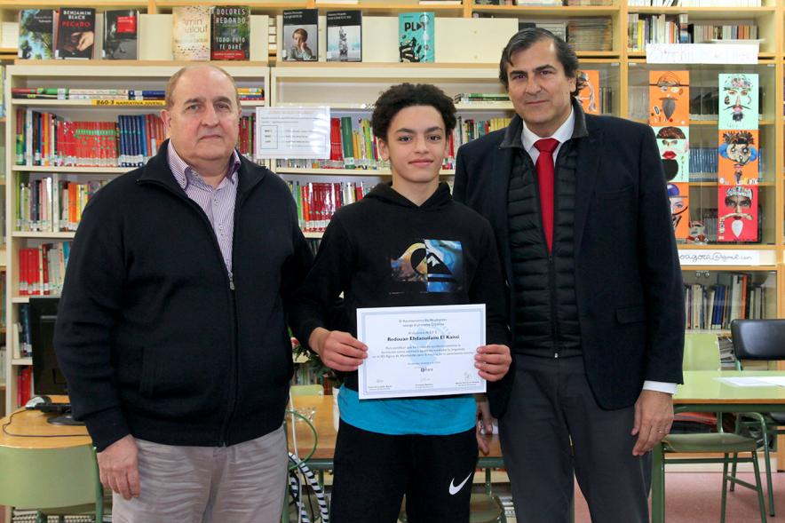 Entrega de Diplomas a los Alumnos Ayudantes y Mediadores del IES Ágora - Imagen del director, el alumno reconocido y Fernando Martínez, concejal de cultura.