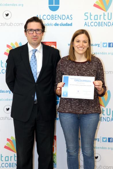 Entrega de Diplomas de Formación Empresarial - Posado del concejal  D. Agustín Martin con una diplomada.