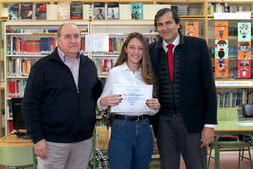 Entrega de Diplomas a los Alumnos Ayudantes y Mediadores del IES Ágora - Imagen del director, la alumna reconocida y Fernando Martínez, concejal de cultura.