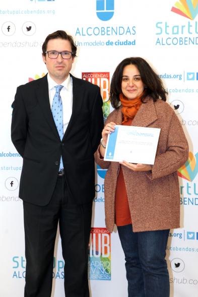 Entrega de Diplomas de Formación Empresarial -  Posado del concejal  D. Agustín Martin con una diplomada.