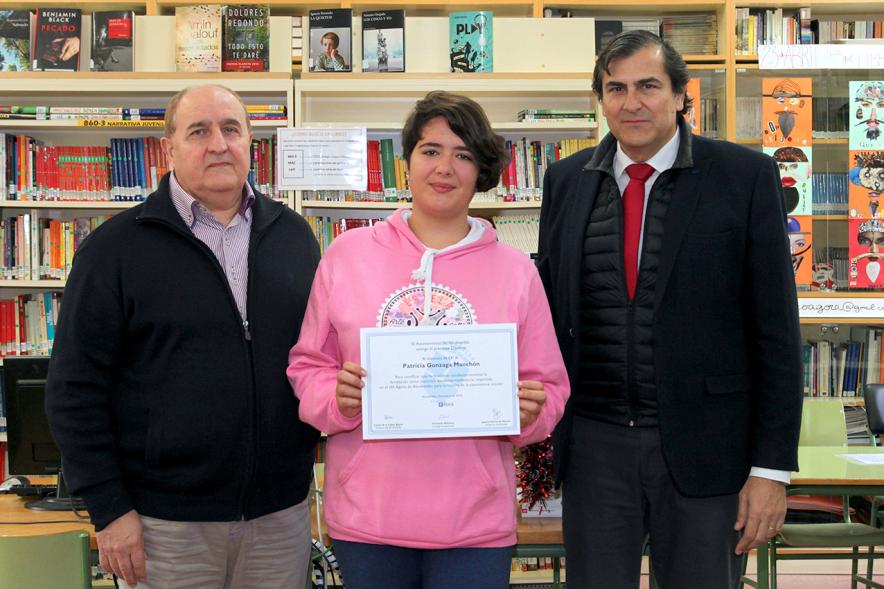 Entrega de Diplomas a los Alumnos Ayudantes y Mediadores del IES Ágora - Imagen del director, la alumna reconocida y Fernando Martínez, concejal de cultura.