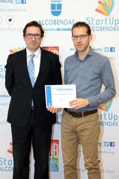 Entrega de Diplomas de Formación Empresarial -  Posado del concejal  D. Agustín Martin con un diplomado.