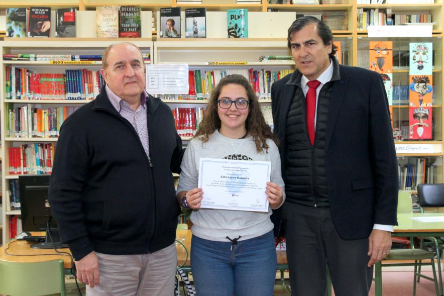 Entrega de Diplomas a los Alumnos Ayudantes y Mediadores del IES Ágora - Imagen del director, la alumna reconocida y Fernando Martínez, concejal de cultura.