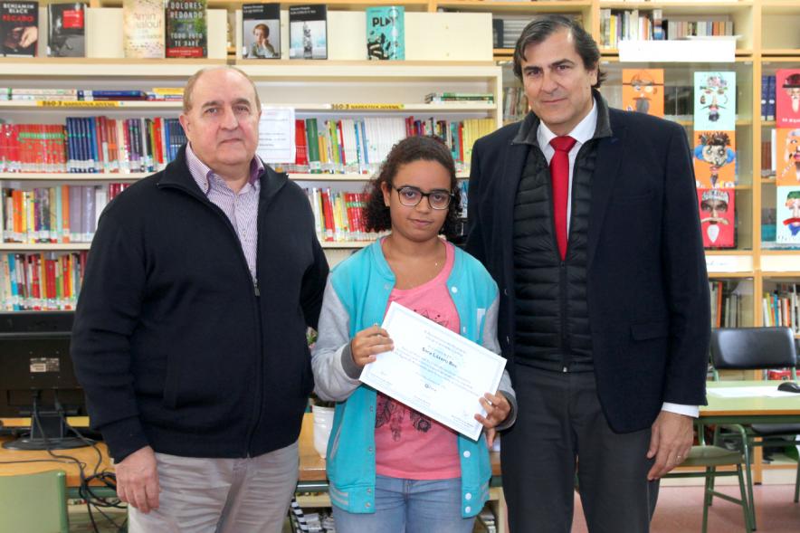 Entrega de Diplomas a los Alumnos Ayudantes y Mediadores del IES Ágora - Imagen del director, la alumna reconocida y Fernando Martínez, concejal de cultura.