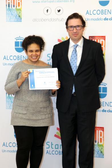 Entrega de Diplomas de Formación Empresarial - Posado del concejal  D. Agustín Martin con una diplomada.
