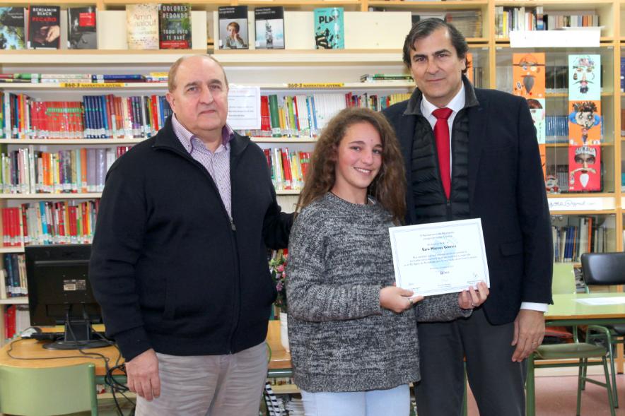 Entrega de Diplomas a los Alumnos Ayudantes y Mediadores del IES Ágora - Imagen del director, la alumna reconocida y Fernando Martínez, concejal de cultura.