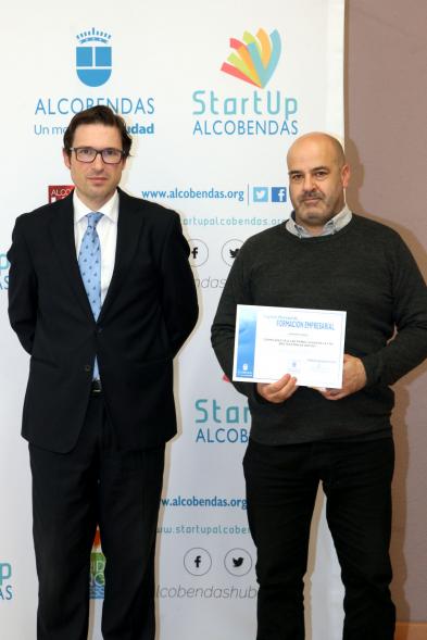 Entrega de Diplomas de Formación Empresarial - Posado del concejal  D. Agustín Martin con un diplomado.