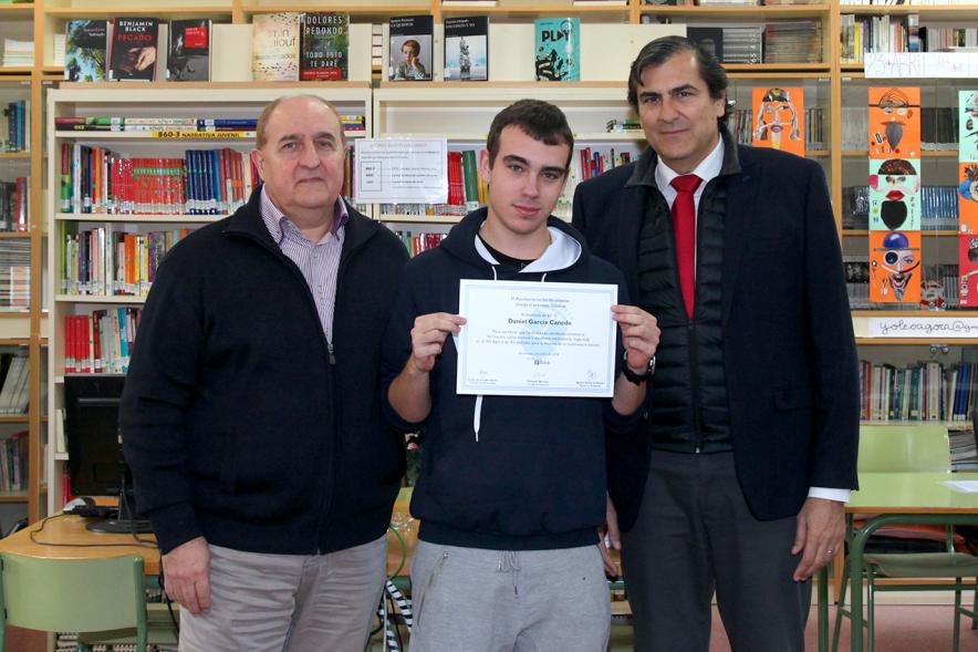 Entrega de Diplomas a los Alumnos Ayudantes y Mediadores del IES Ágora - magen del director, el alumno reconocido y Fernando Martínez, concejal de cultura.