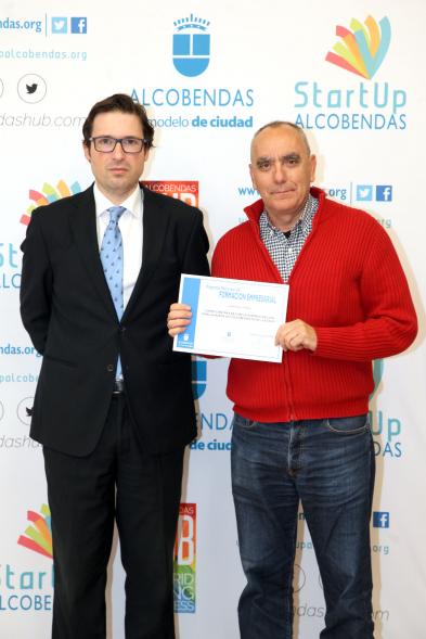 Entrega de Diplomas de Formación Empresarial -  Posado del concejal  D. Agustín Martin con un diplomado.