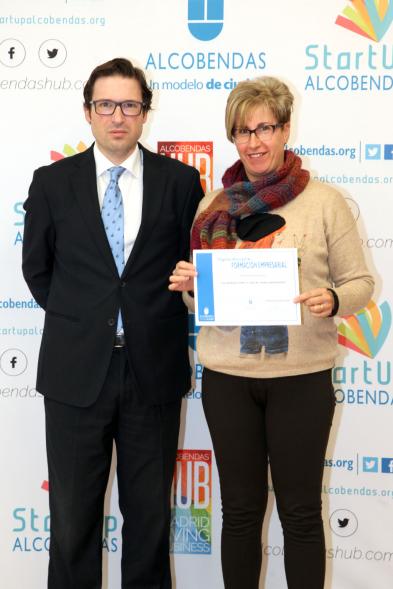 Entrega de Diplomas de Formación Empresarial -  Posado del concejal  D. Agustín Martin con una diplomada.