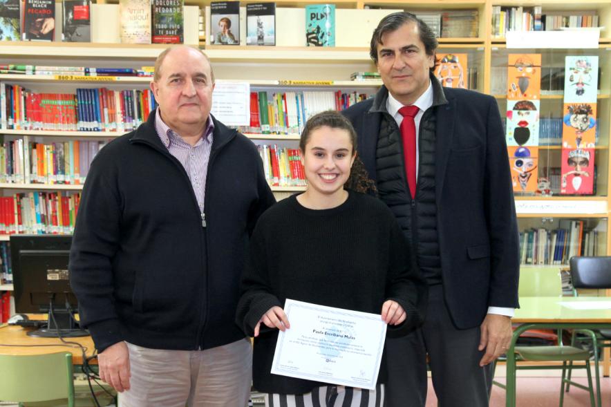 Entrega de Diplomas a los Alumnos Ayudantes y Mediadores del IES Ágora - Imagen del director, la alumna reconocida y Fernando Martínez, concejal de cultura.