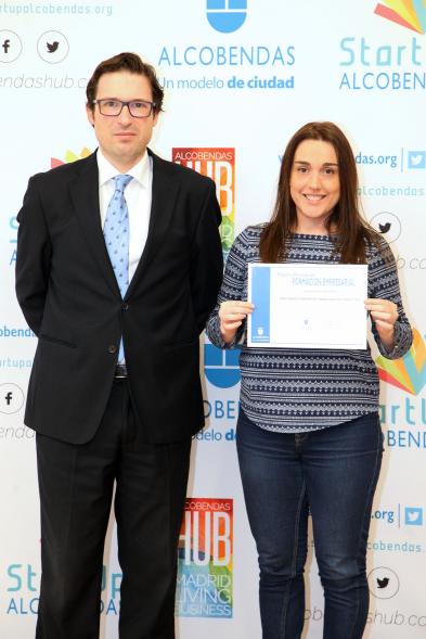 Entrega de Diplomas de Formación Empresarial -  Posado del concejal  D. Agustín Martin con una diplomada.