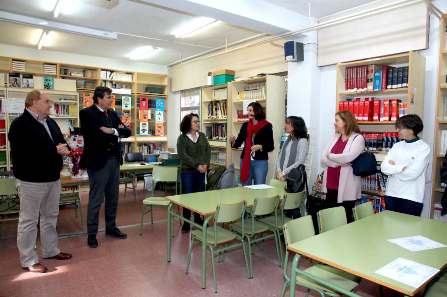 Entrega de Diplomas a los Alumnos Ayudantes y Mediadores del IES Ágora - Imagen de la reunión entre las autoridades municipales y los responsables del instituto.