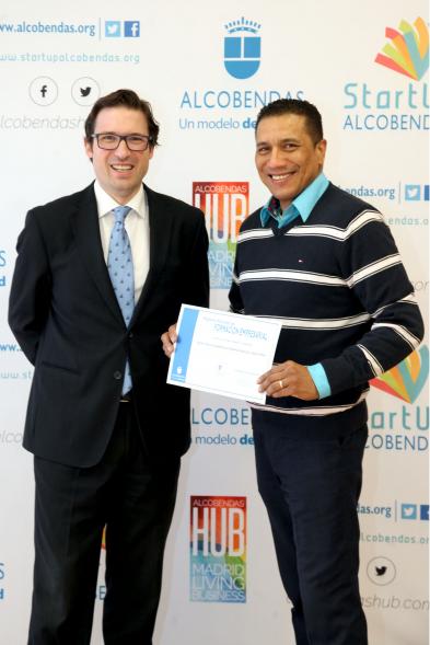 Entrega de Diplomas de Formación Empresarial - Posado del concejal  D. Agustín Martin con un diplomado.