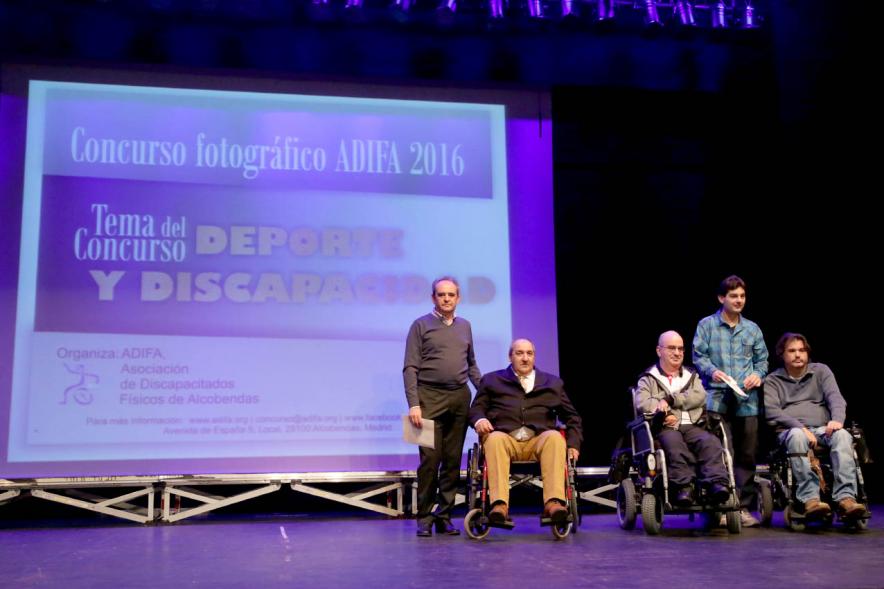 Día Internacional de las Personas con Discapacidad y 20º Aniversario de ADIFA - Imagen de personas en el escenario.