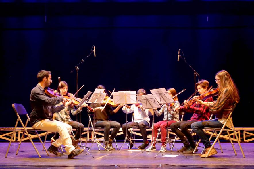 Día Internacional de las Personas con Discapacidad y 20º Aniversario de ADIFA - Imagen de unos músicos en el escenario.